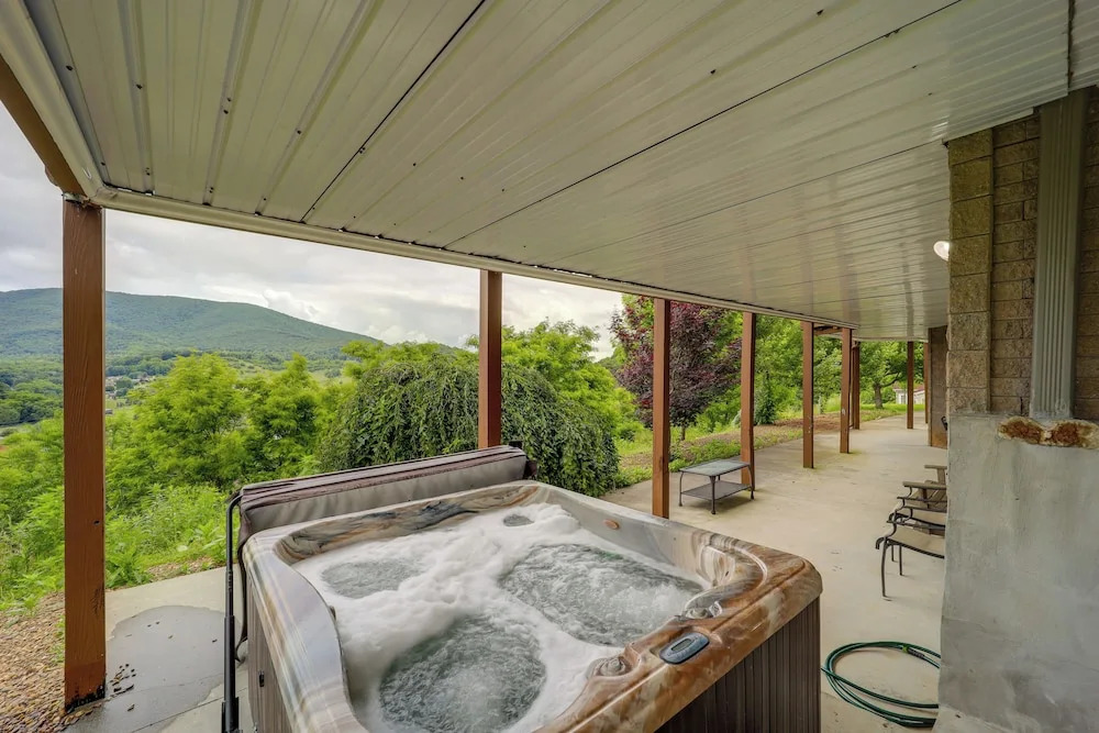 Classy Home w/ Hot Tub + Mt. Jefferson Views