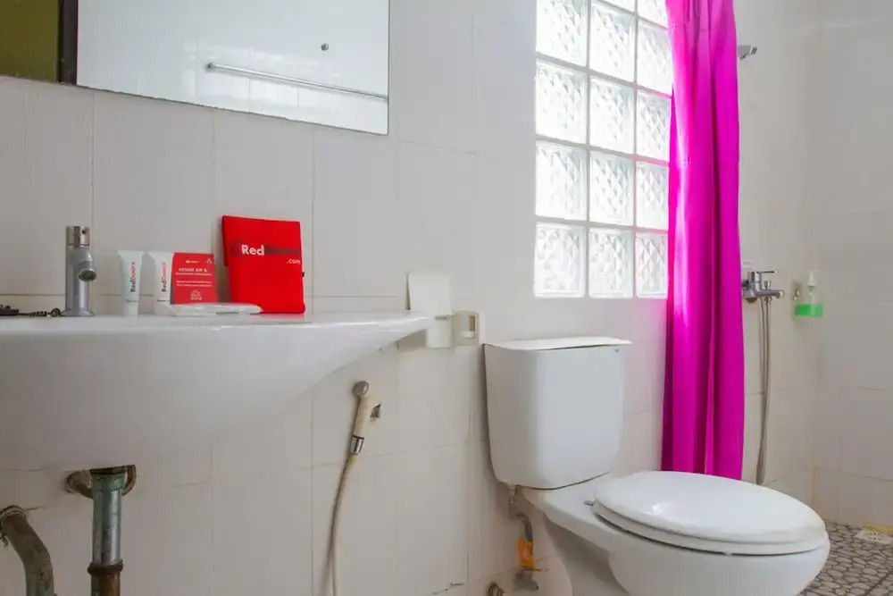 RedDoorz Plus near Pantai Barat