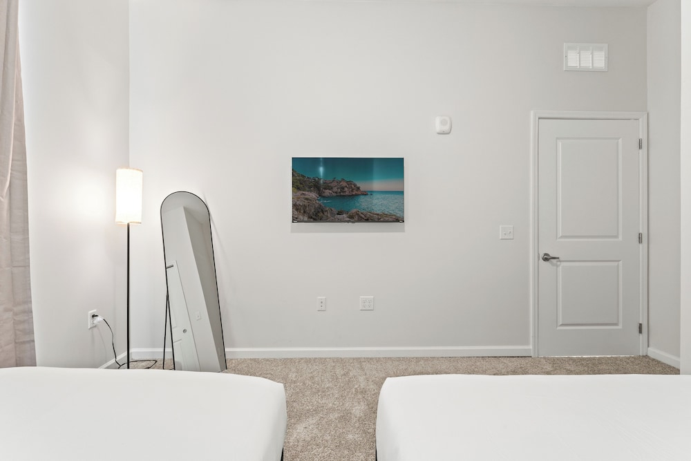 Riviere 3BR Apartment Stylish King Family Pets Friendly Pool & Gym Near Epic Universe