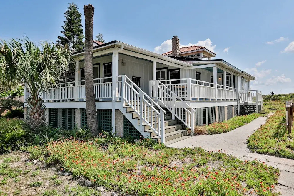 Sunny Oceanfront Home With Balcony, Full Kitchen, Central AC, & Washer/dryer