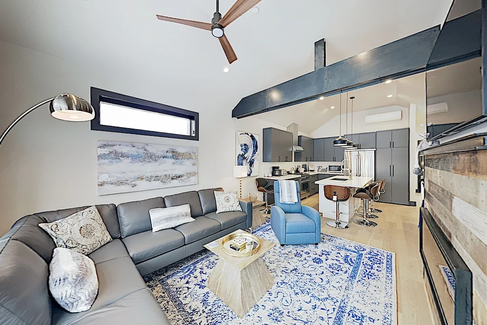 Brand-new W/ Private Hot Tub, Walk To Lift! 3 Bedroom Home