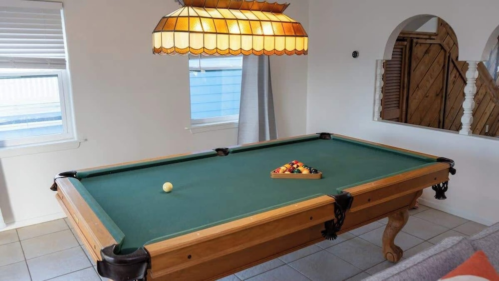 Fun Retro Island Vibe - Sleeps 17 - Beach 1 Block