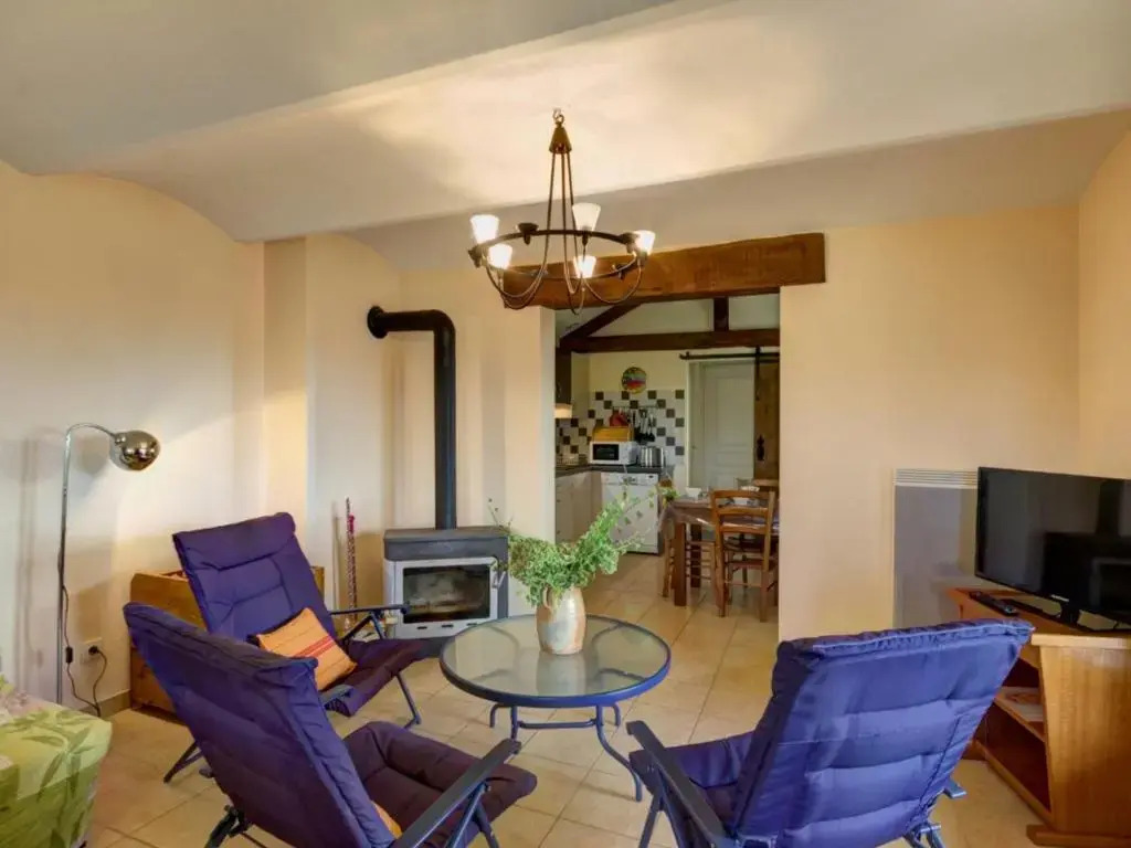 Gîte à Saint-Forgeux-Lespinasse avec Terrasse et Animaux Bienvenus - FR-1-496-37