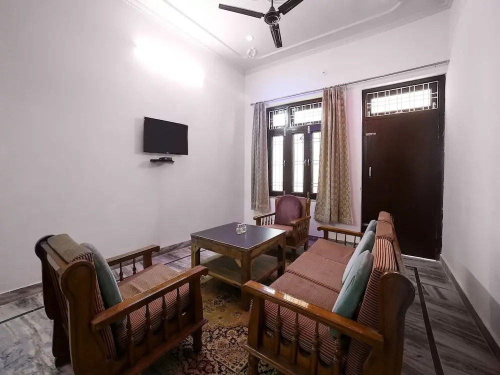 OYO Home 22635 Modern Villa 3BHK