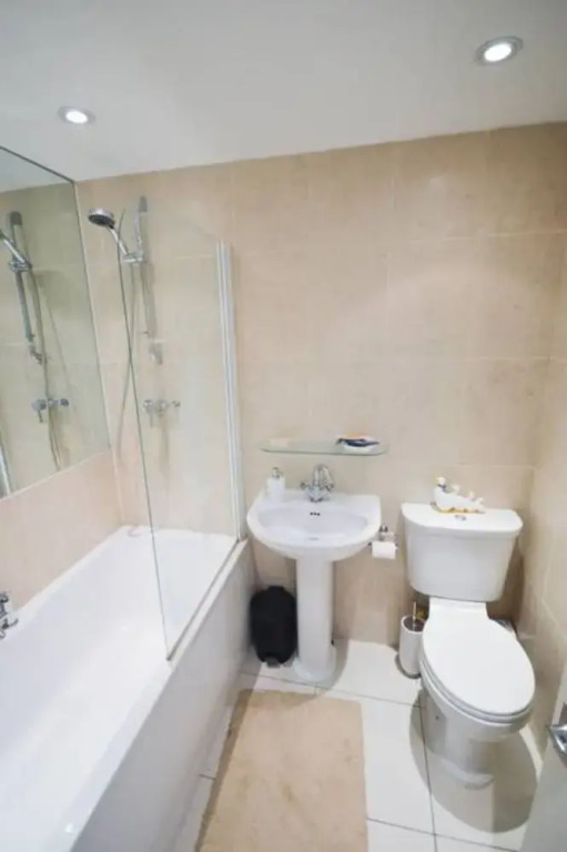 Stylish 2 Bedroom Home Near Bristol