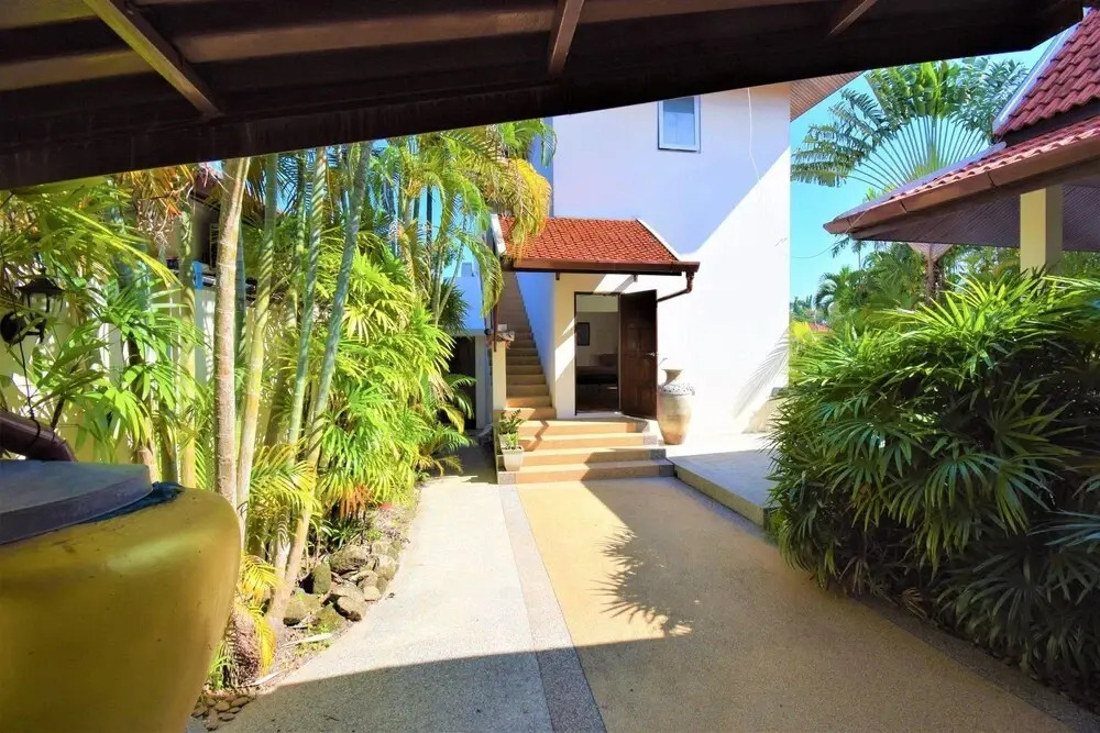 Very large Villa suitable for a large group up to 10 people or even 2 families