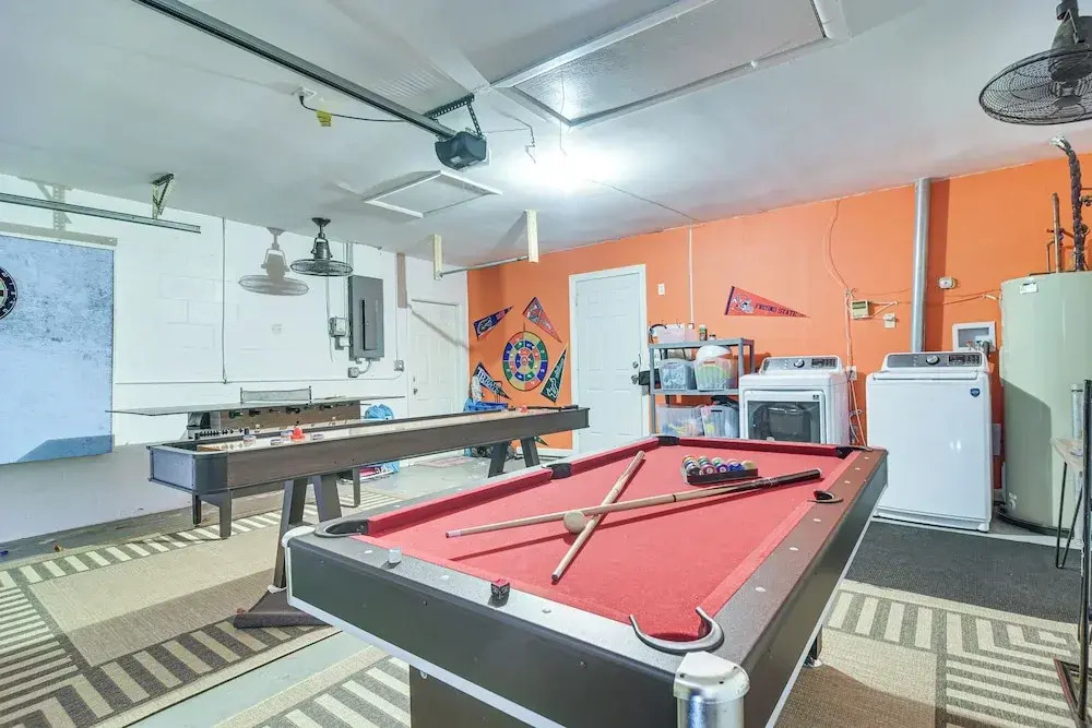 Largo Oasis w/ Pool & Grill: 6 Mi to Beach!