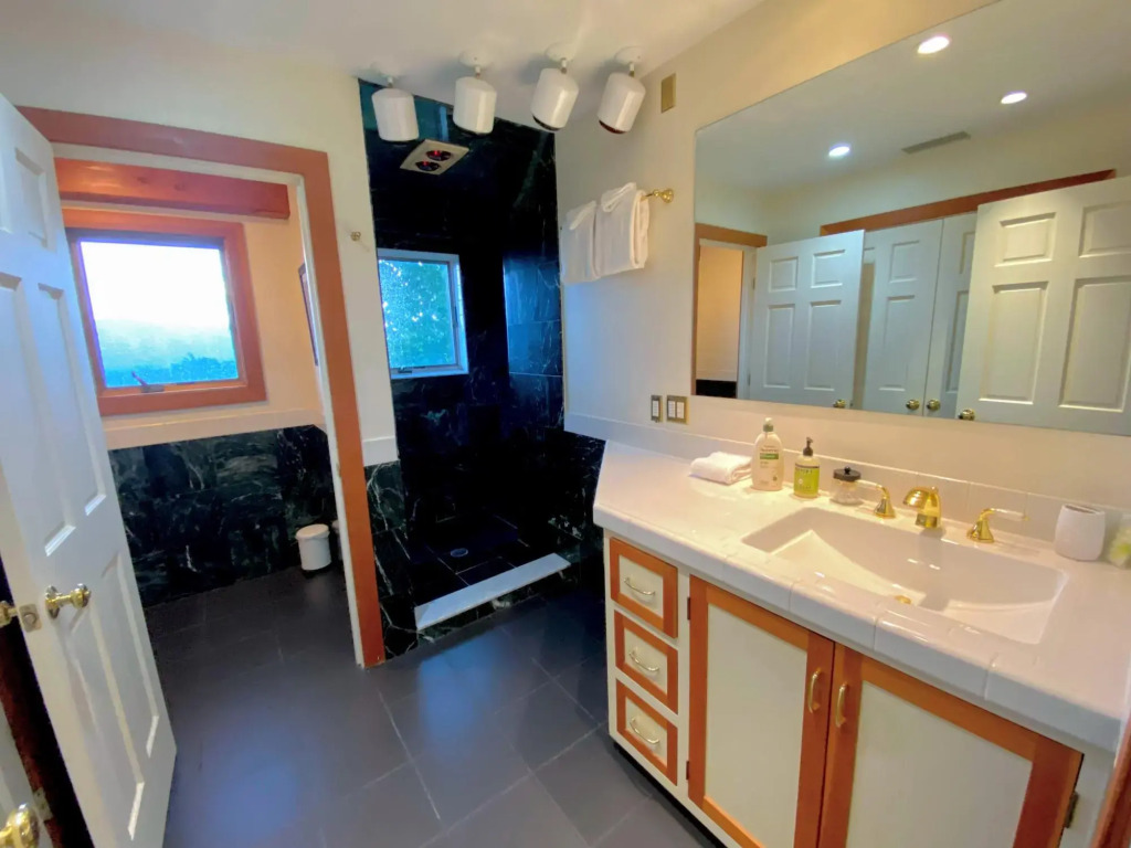 NEW!! Stunning home with breathtaking views, outdoor cedar sauna, great location!