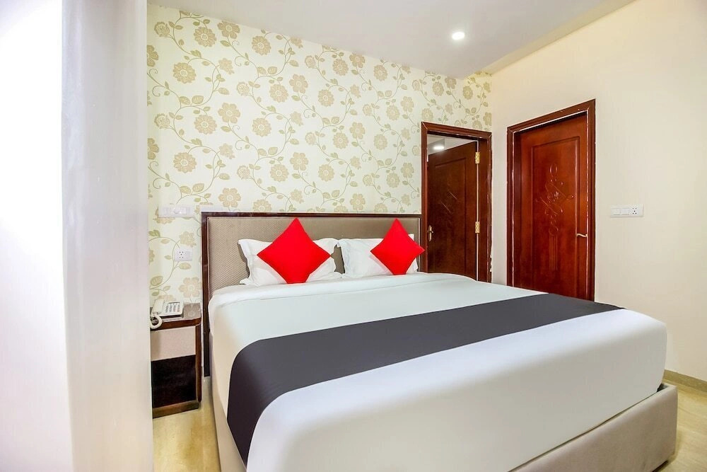 Hotel Naveen Continental @ 2Minutes Walk From Zero Road Bus Stand