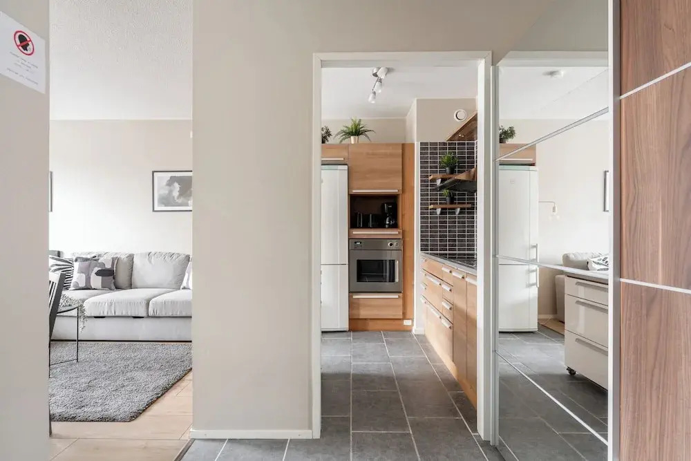 1BR Apt and Balcony next to Railway Station