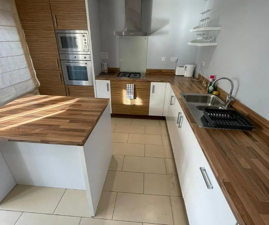 Holiday Home In Cardiff, Sleeps 8