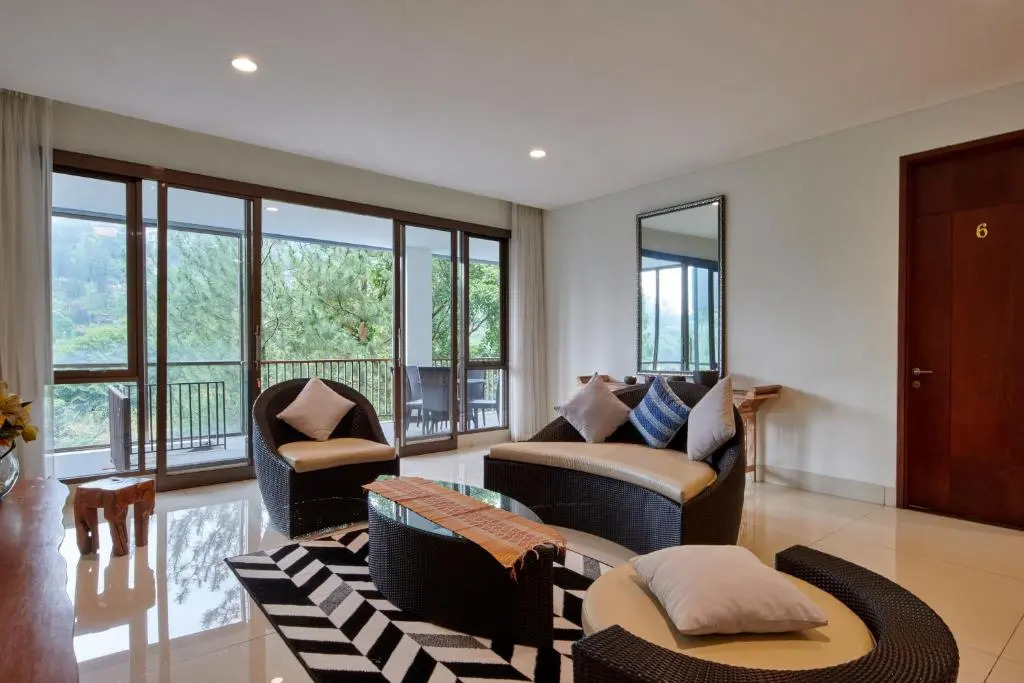 Atsuka Hill View Villa 8 bedrooms with a private heated swimming pool
