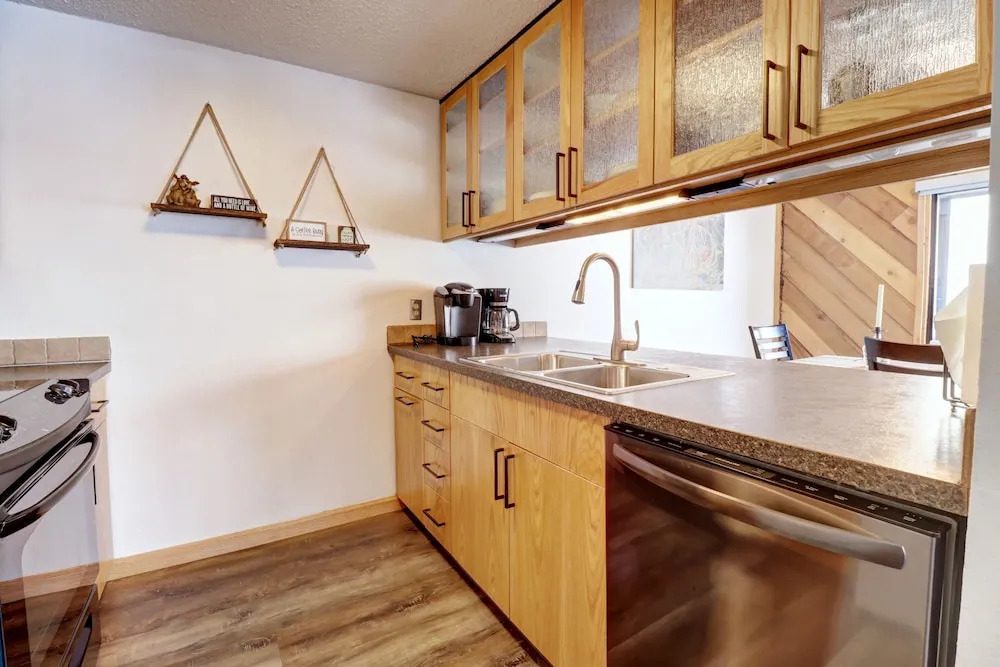Great Mountain Views Short Walk to Lift Cozy Condo - PG201 by Redawning