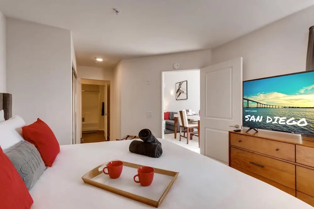 H2 -NEW Gorgeous Downtown San Diego 1 Bedroom + Upstairs Bedroom Loft!