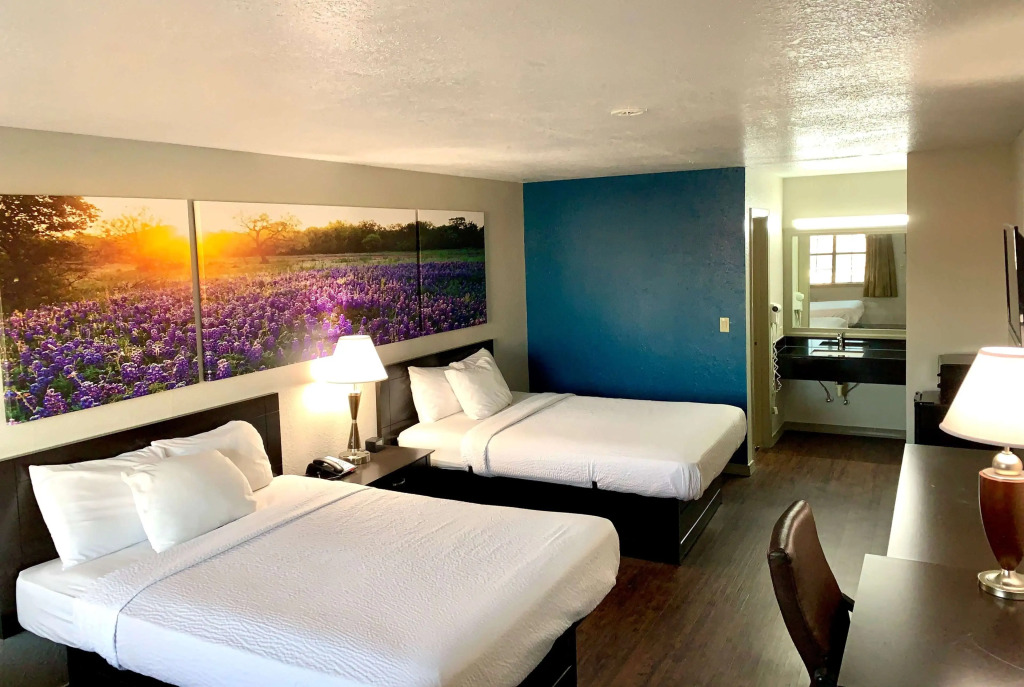 Days Inn & Suites by Wyndham - Canton First Monday Trade Days