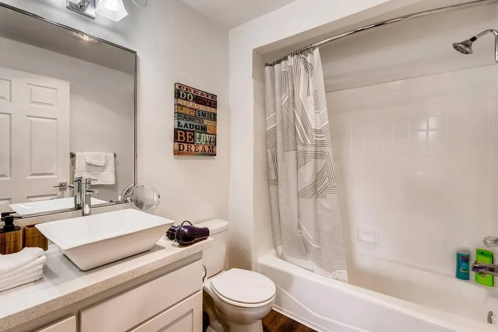 Gorgeous LA LA Land Beverly Hills 2BR - Fast Wifi - Free Parking! (BW2)