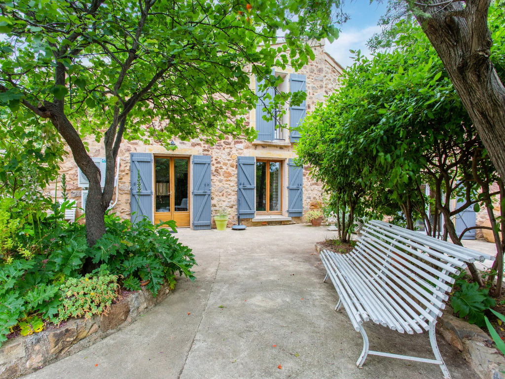 Tranquil holiday home in Cébazan with private pool