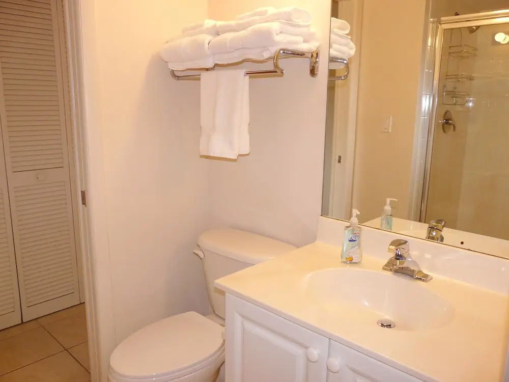 Breezy Condo With Deluxe Pool and Private Beach Access
