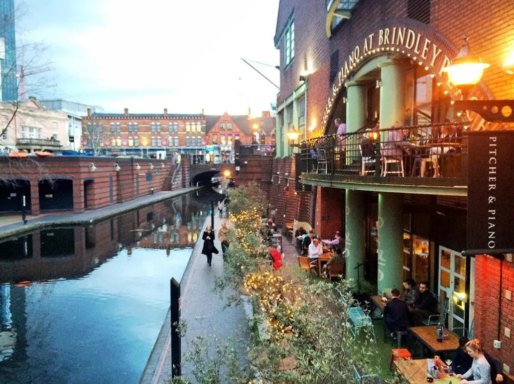 Book Today - 4 Bed House, Sleeps up to 9 - Hartco Serviced Accommodation Birmingham