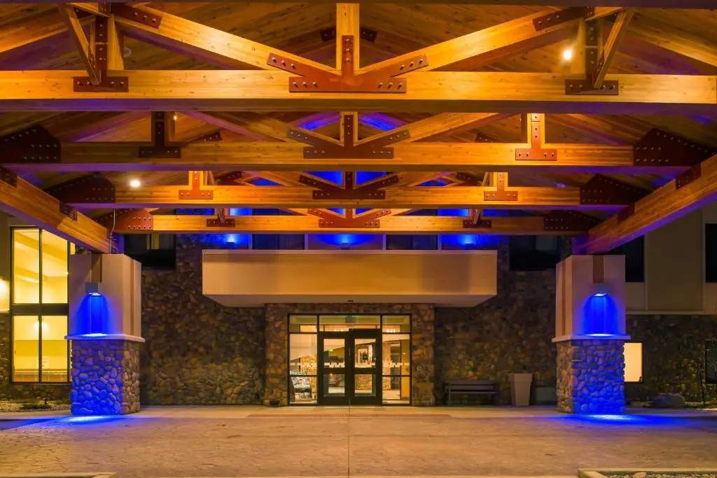Glacier Peaks Hotel