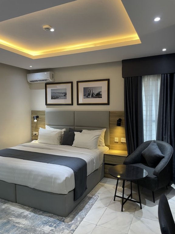 Ringruby Hotel, Oladipo Bateye