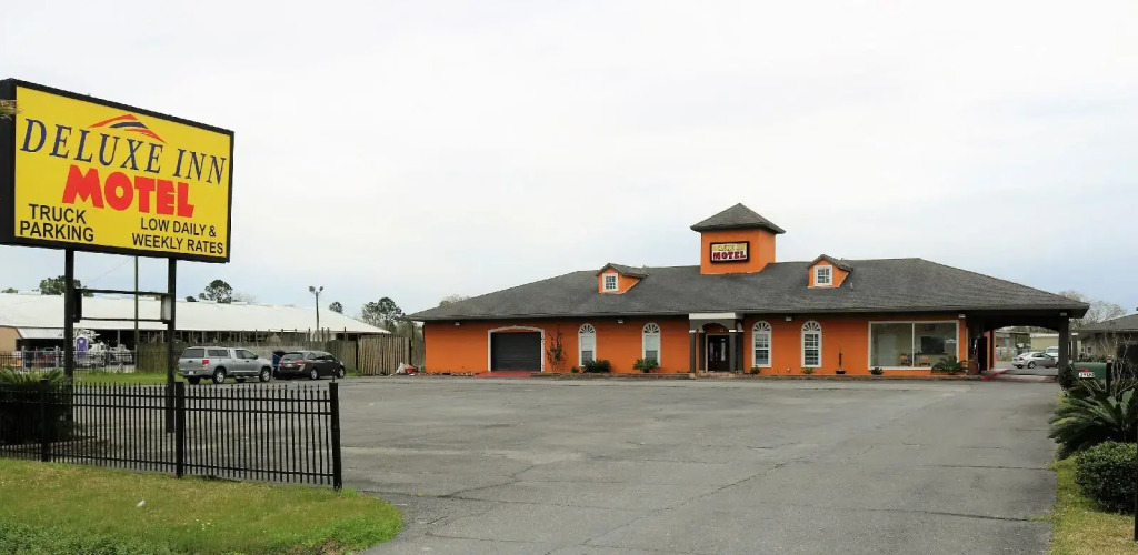 Deluxe Inn Motel