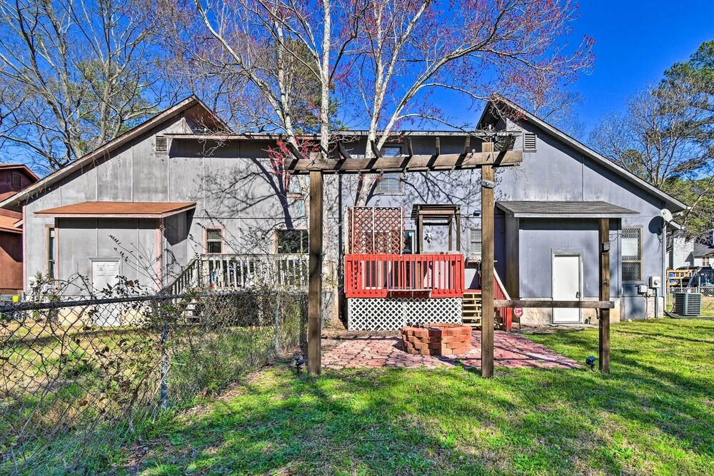 Updated Fayetville Townhome-away-from-home w/ Yard