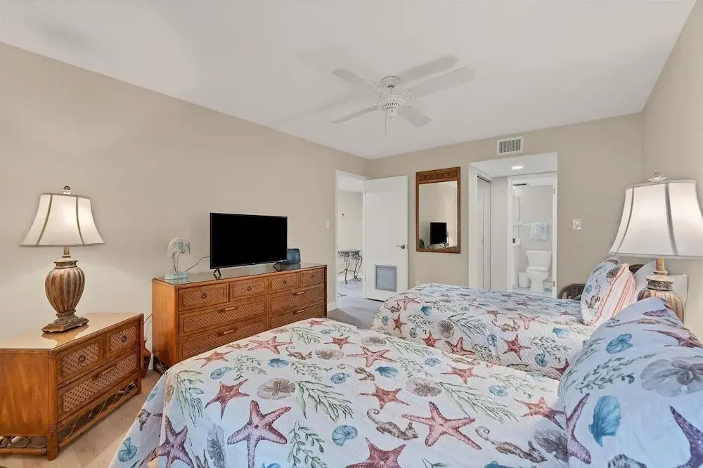 Anchorage Resort 9th Floor 2-Bedroom Condo with Balcony- Gulf View! Pool/Beach 2 Condo