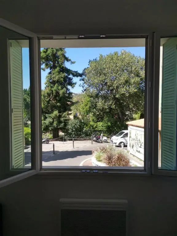 Appartement au cœur de cassis vue sur le parc