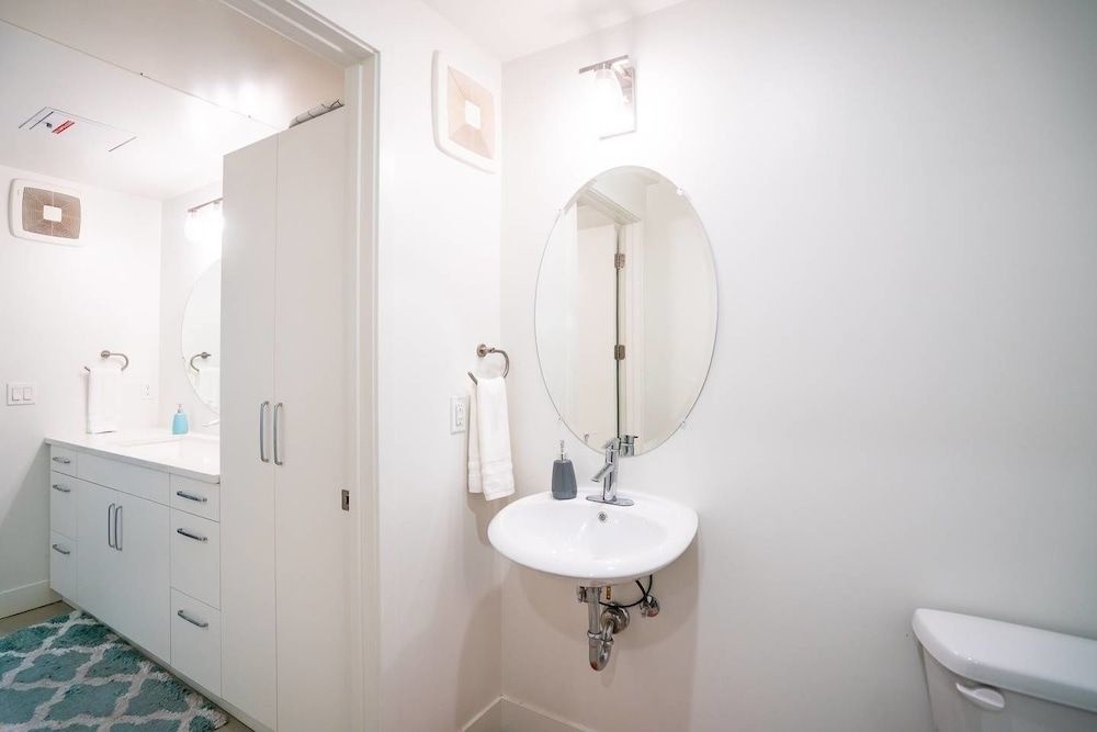 Minimalist & Alluring Condo, Walk to Mile High