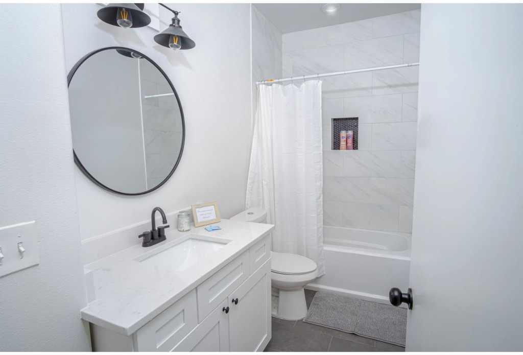 Spectacular Cozy 3 BR plus  2 and a half BA Apt Near Downtown