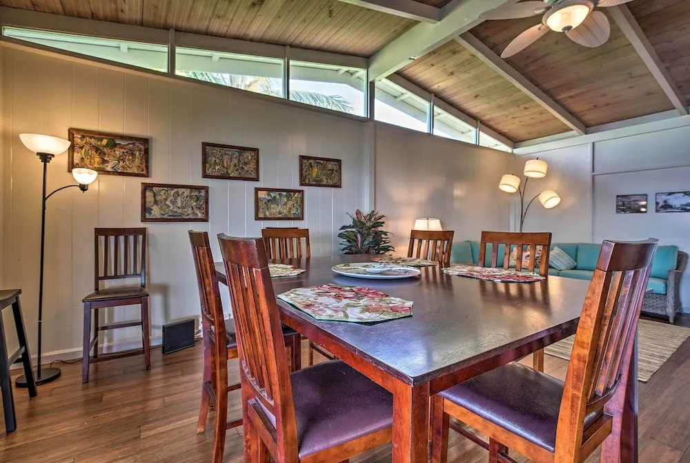 Oceanfront Kona Home w/ Beach Access & Views