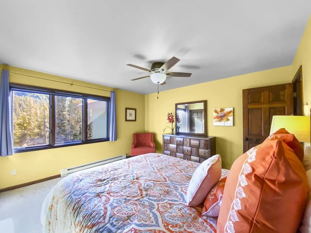 Moose Hill Lodge 5 Bedroom Home by RedAwning