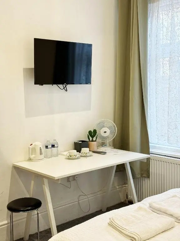 Shirley House 1, No-Frills Guest House, Self Catering, Smart Lock Check-in, Kitchen, Washer, Dryer, Great for Contractors