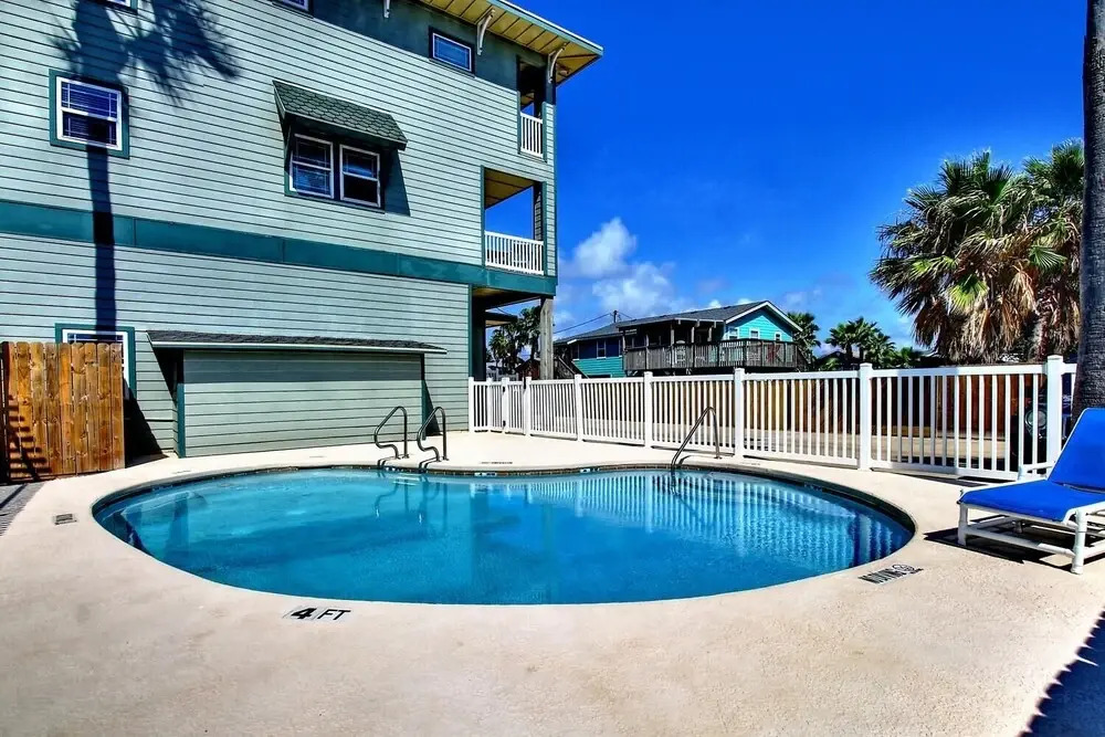 Anchor's Away 2 Bedroom Condo by Redawning