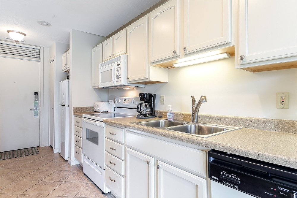 Beautiful 2 Bedroom Lakeside Condo at The Shores 5677