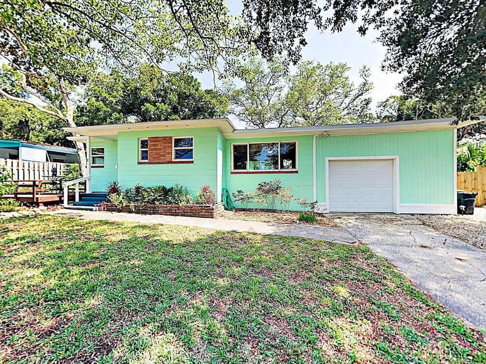 New Listing! Island - Walk To Amphitheatre 2 Bedroom Home