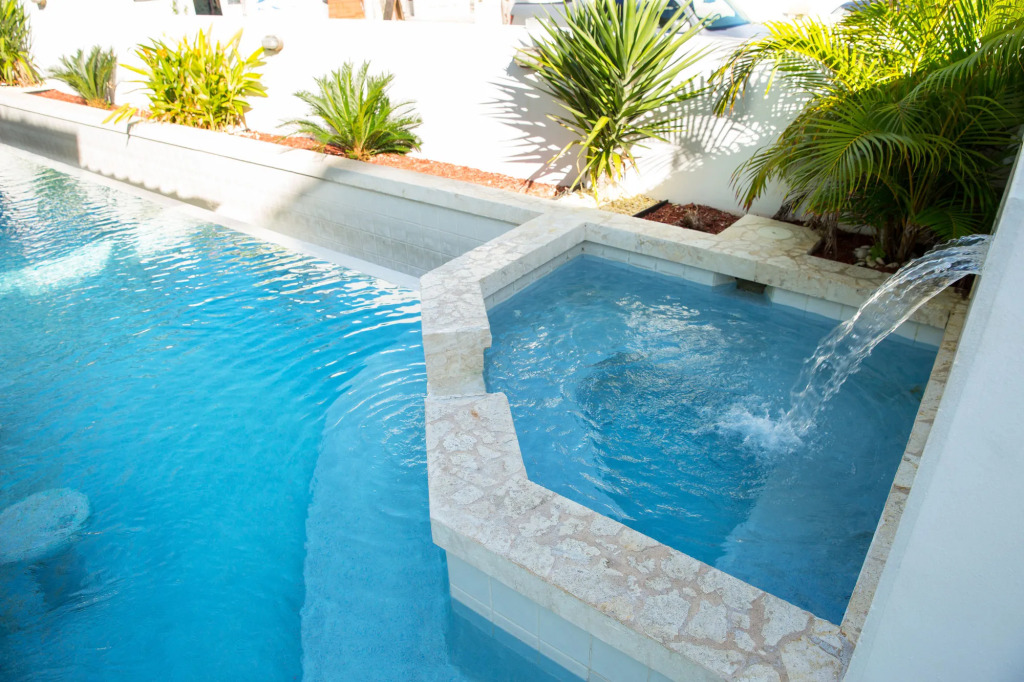 Casa Verde Hotel - Steps to the Beach, Pool, Restaurant & Bar