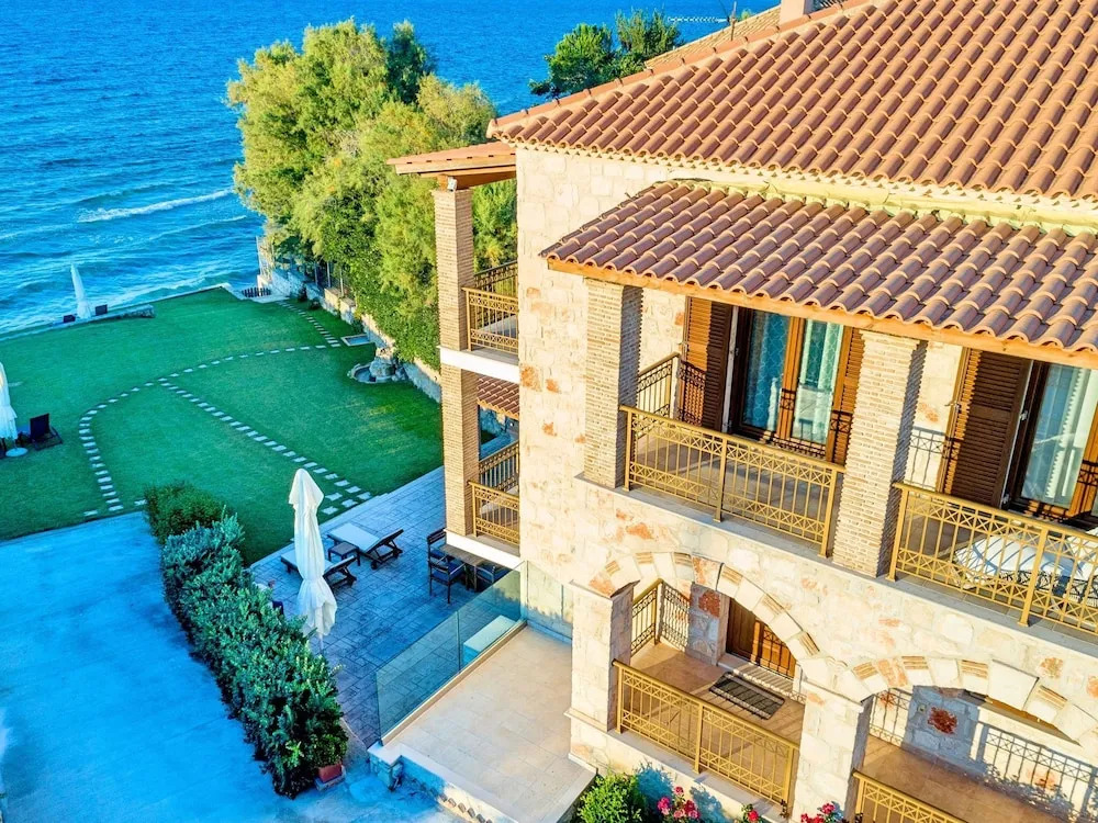 Luxurious Villa With Private Beach in Psarou Greece