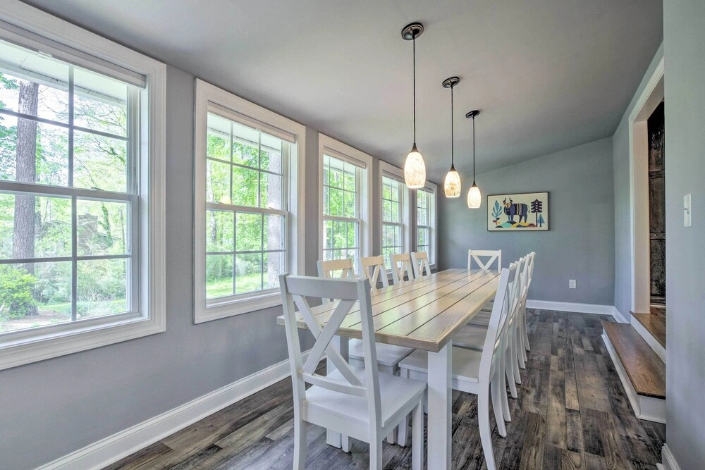 Bright Cary Home With Deck < 15 Mi to Raleigh!