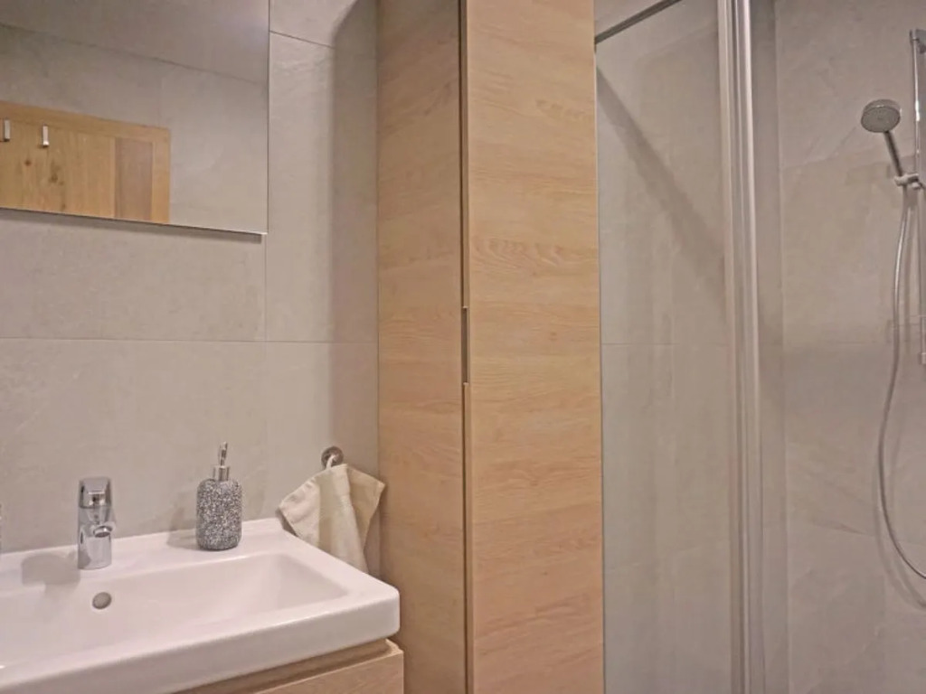 Apart Handle