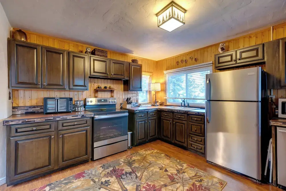 Rustic Log Cabin w/ Studio ~ 5 Mi to Pikes Peak
