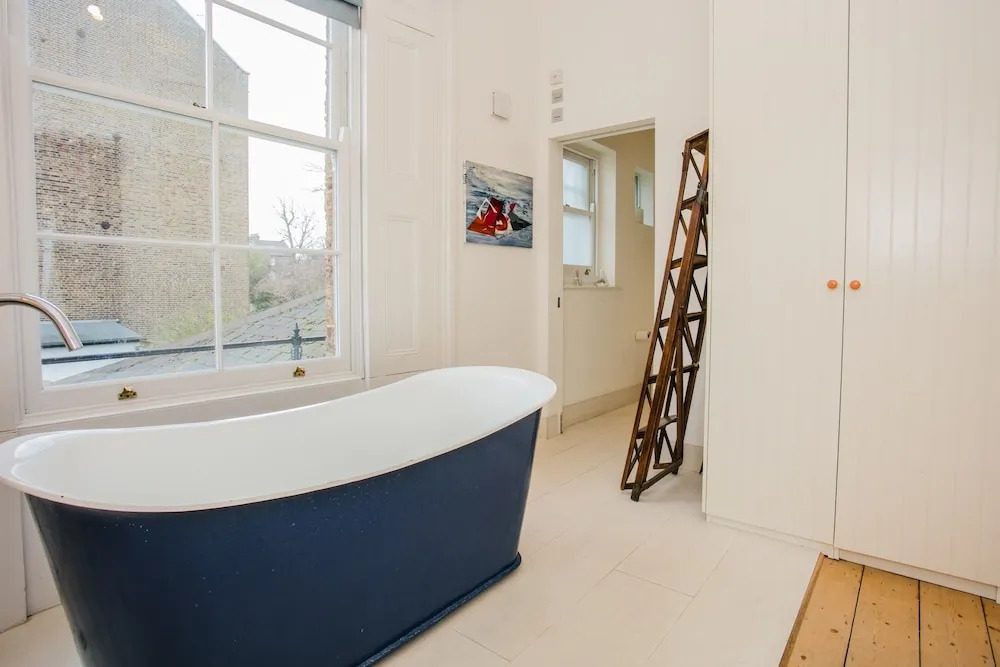3 Bedroom Family Home Sleeps 6 in Camden