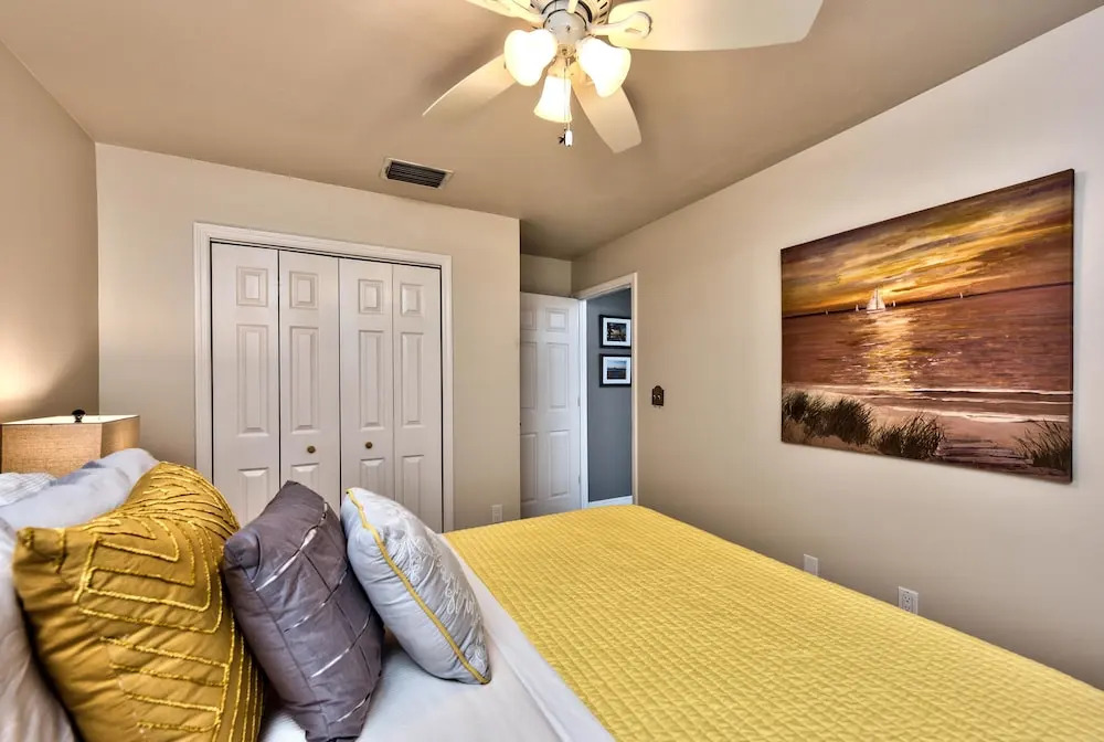 Comfy 3 bedroom with parking & close to everything