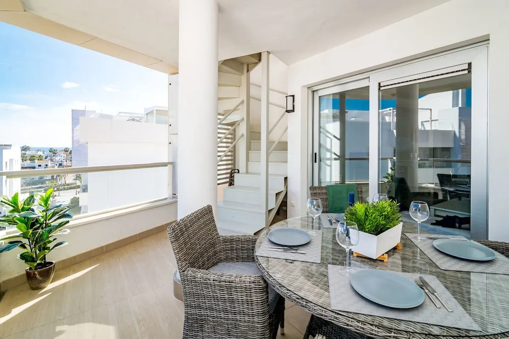 LAB-Modern 3 bedroom apart near beach