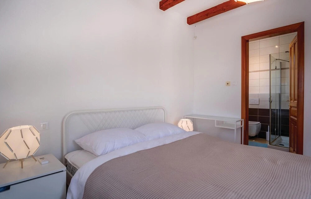 Stunning Home in Sveti Jakov With Sauna, Wifi and 3 Bedrooms
