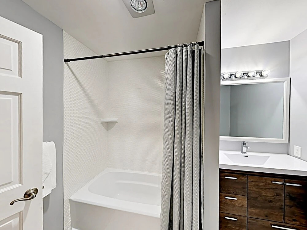 New Listing! Chic Getaway: Pool, Adjacent To Lake 3 Bedroom Condo