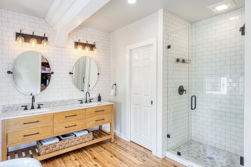 Luxe & Spacious Riverfront , Steps To Downtown 5 Bedroom Home