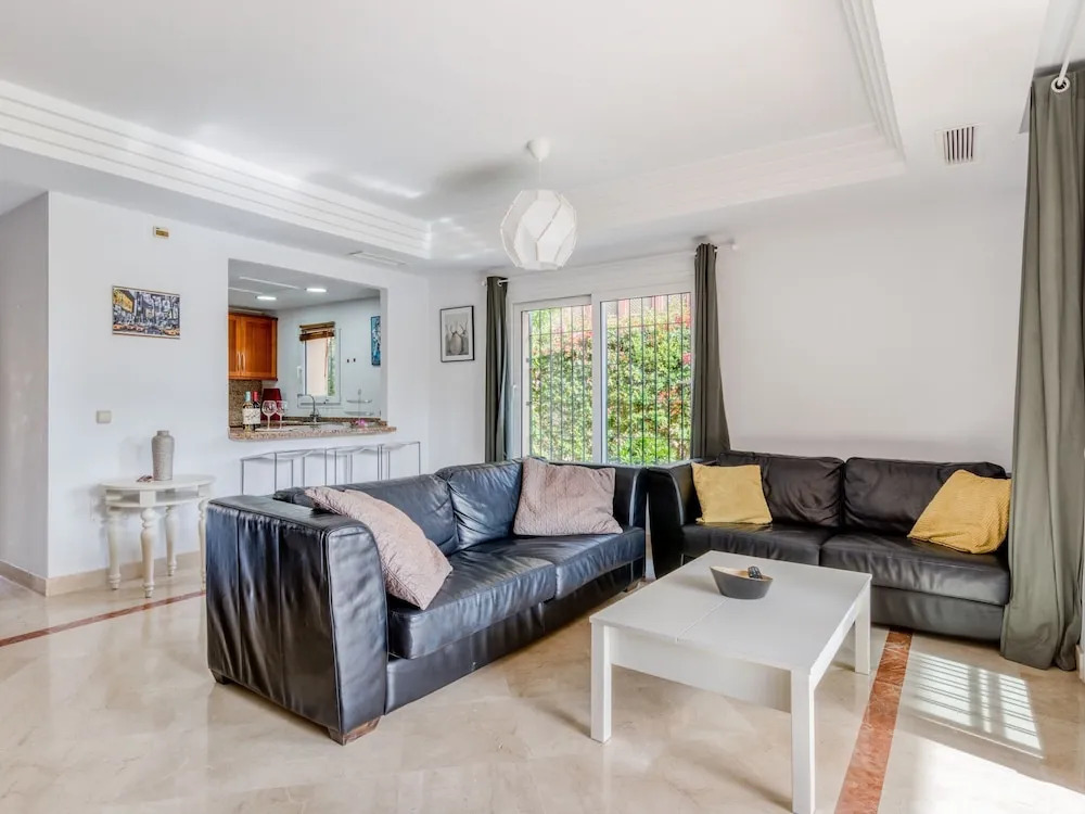 Peaceful Holiday Home in Sitio de Calahonda With Garden