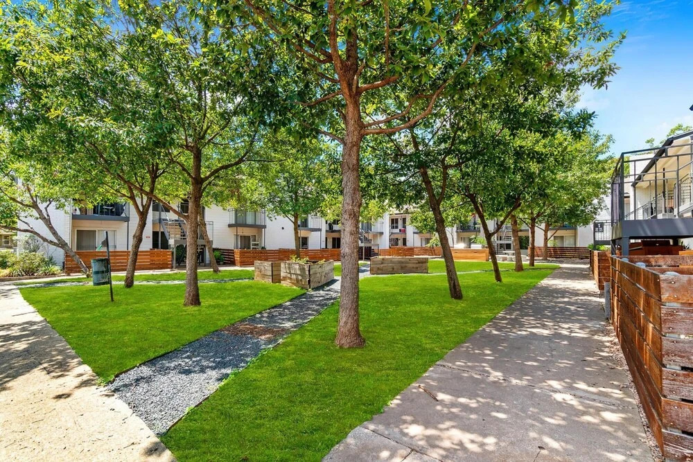 Roomy Sola 1BR King Suite Close to DT w Pool